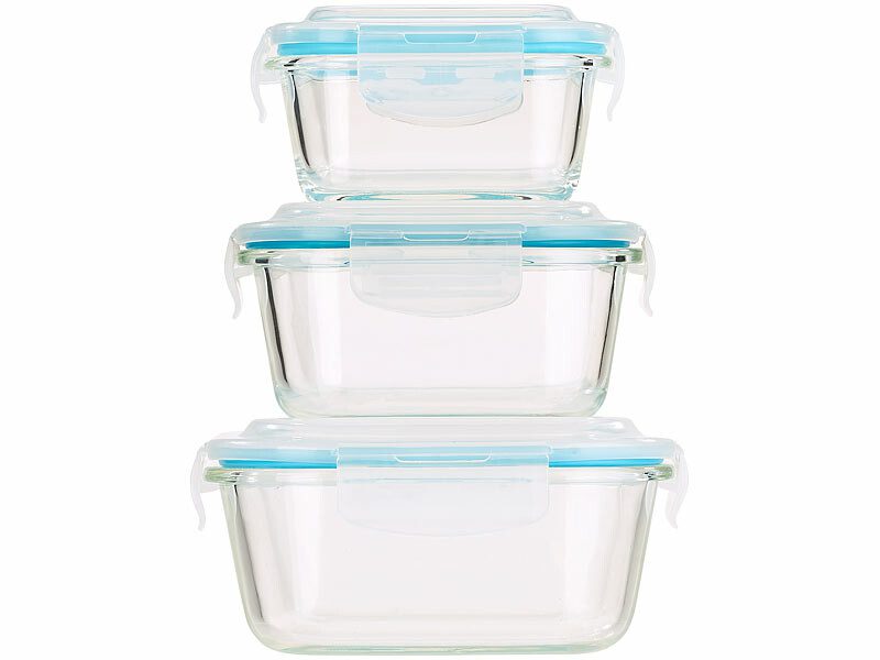 Ensemble de trois boîtes de conservation en verre empilables avec couvercles hermétiques bleus de tailles différentes sur fond blanc