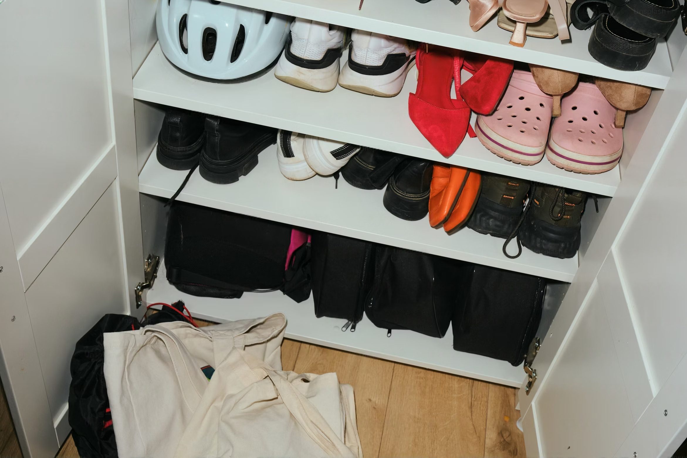 Entrée de maison organisée avec patères murales, paniers à chaussures et surfaces dégagées
