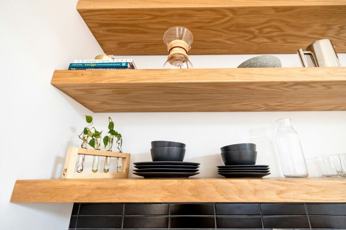 Astuce rangement cuisine étagères empilables optimiser espace vertical