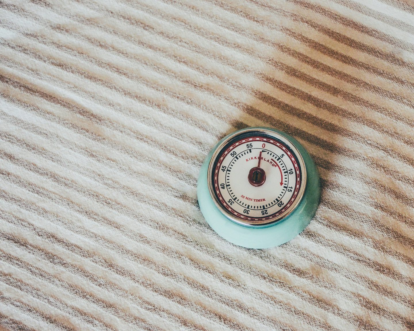 Timer de cuisine réglé sur 20 minutes posé sur un comptoir blanc
