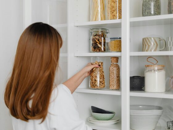 Utilisation des rangements pour organiser une cuisine moderne
