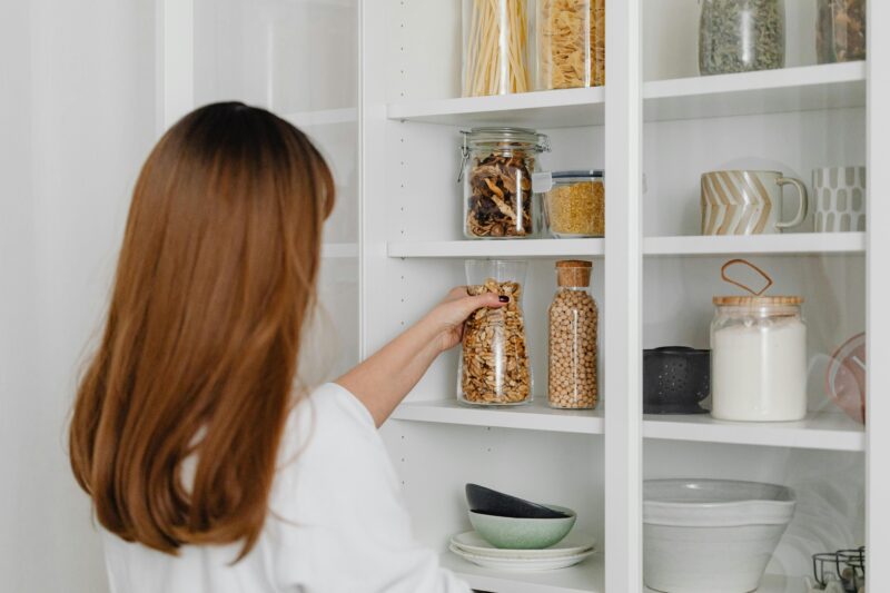 Utilisation des rangements pour organiser une cuisine moderne