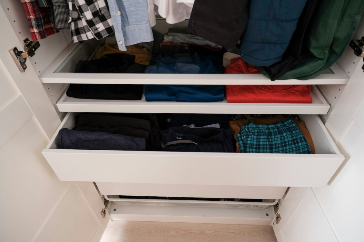 Tiroir avec vêtements pliés verticalement style boutique, tous visibles