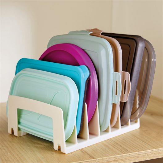 Organiseur de rangement vertical pour couvercles de casseroles et boîtes alimentaires multicolores sur plan de travail en bois