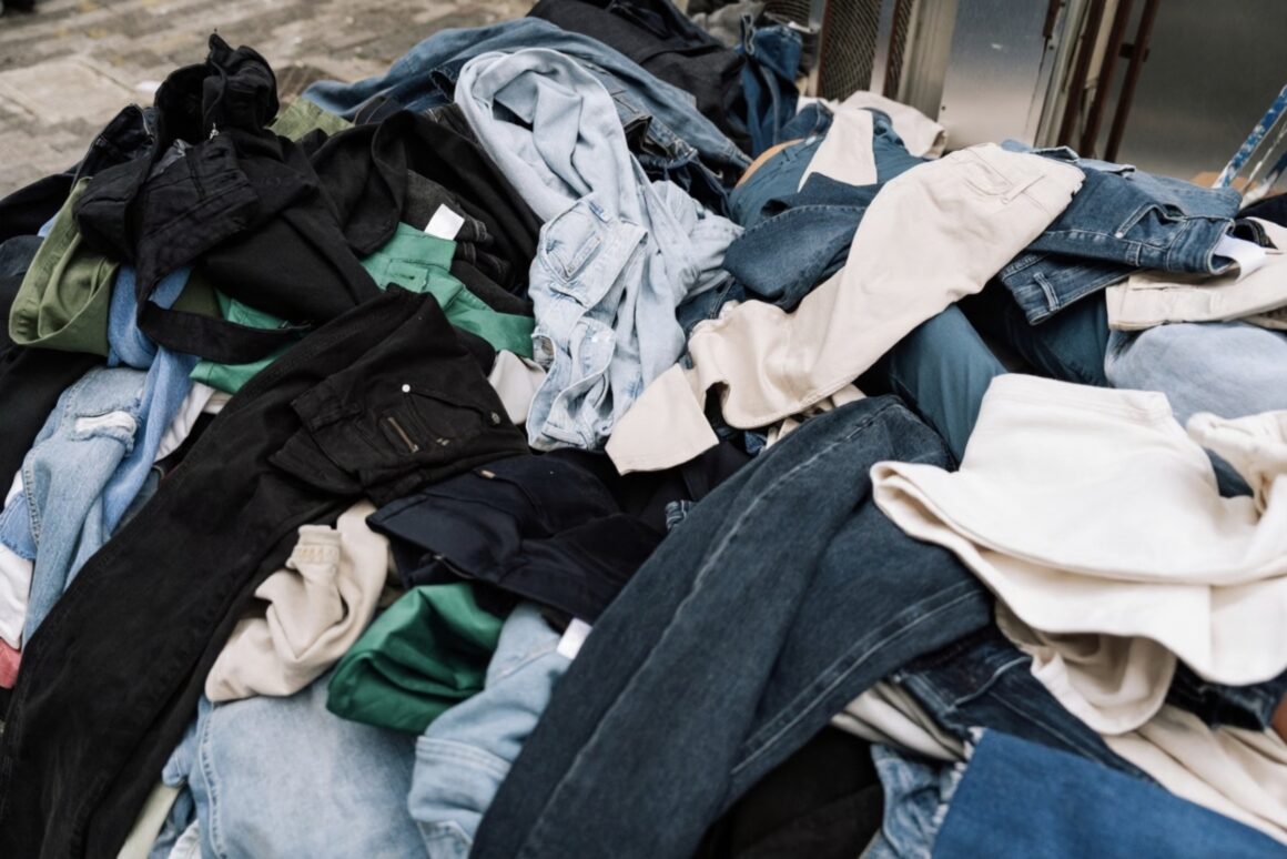 Dressing désorganisé avec vêtements en pile et cintres entassés