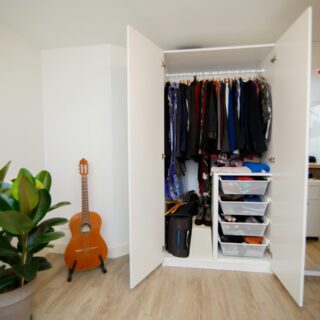 Dressing parfaitement organisé avec vêtements triés par catégorie et accessoires rangés