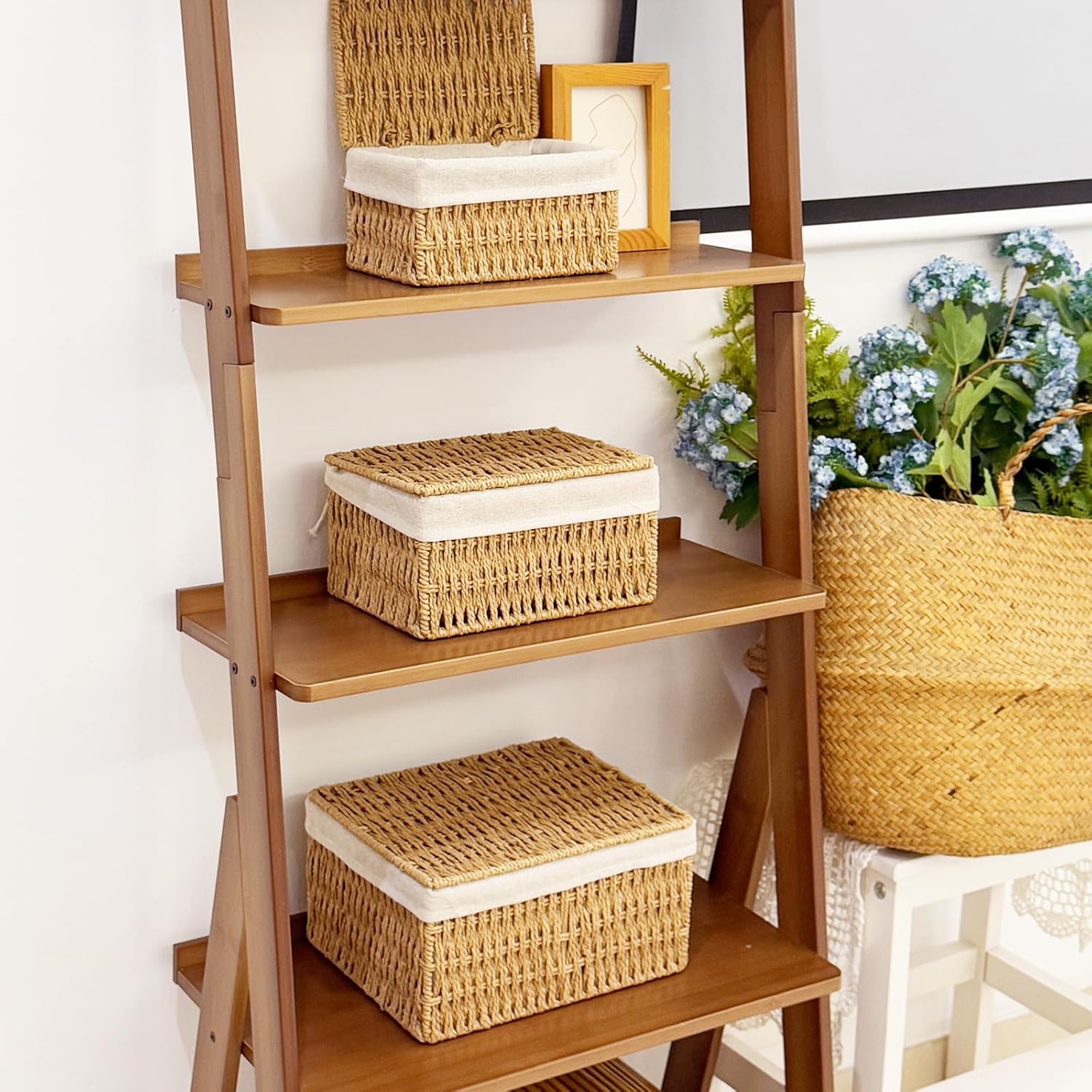 Panier en osier avec couvercle pour rangement discret serviettes hygiéniques dans salle de bain moderne

