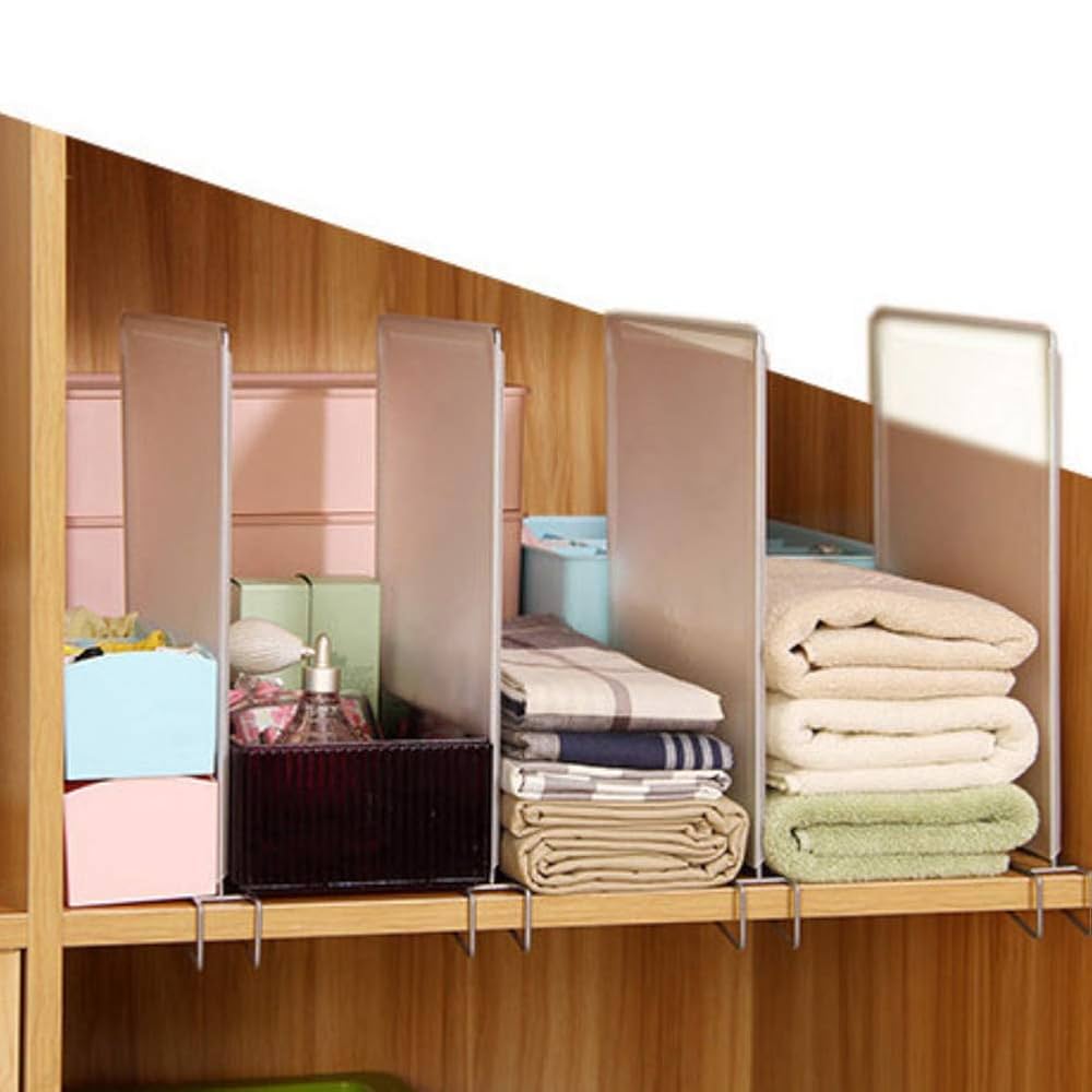 Séparateurs d'étagères transparents installés dans un placard en bois pour organiser le linge, les serviettes et les boîtes de rangement
