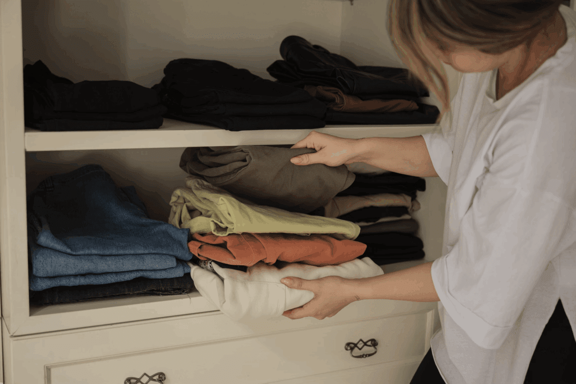 Tiroir parfaitement organisé avec vêtements pliés verticalement selon la méthode KonMari